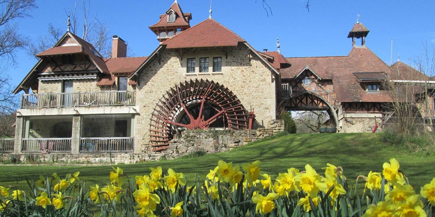 Moulin des Combes en avril avec les jonquilles