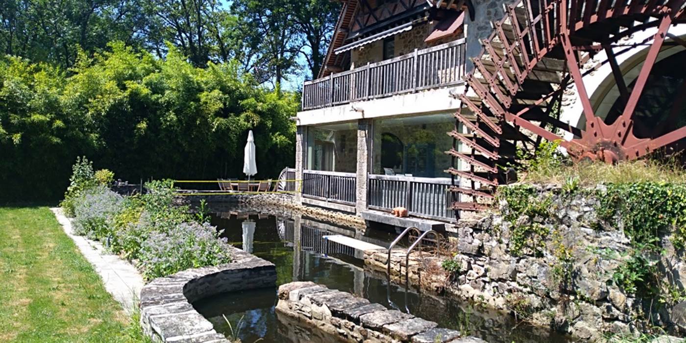 "piscine naturelle" devant roue Moulin l'été