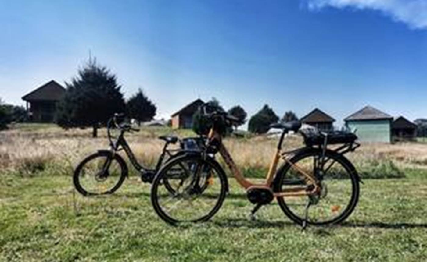 nos deux vélos électriques Néomouv