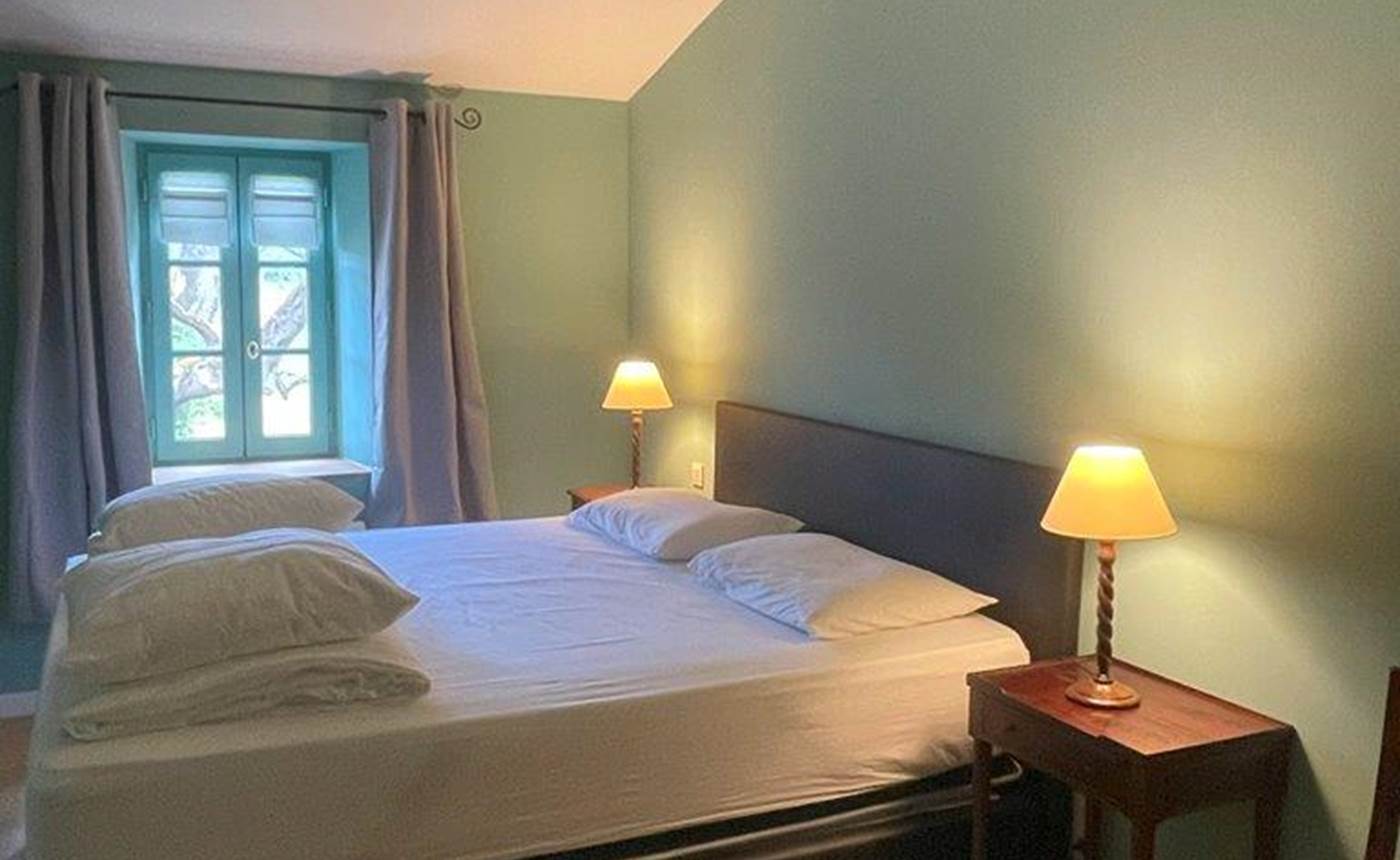 Chambre lit double, étage, salle de bain privative, vue jardin, vignoble, chambres d'hôtes