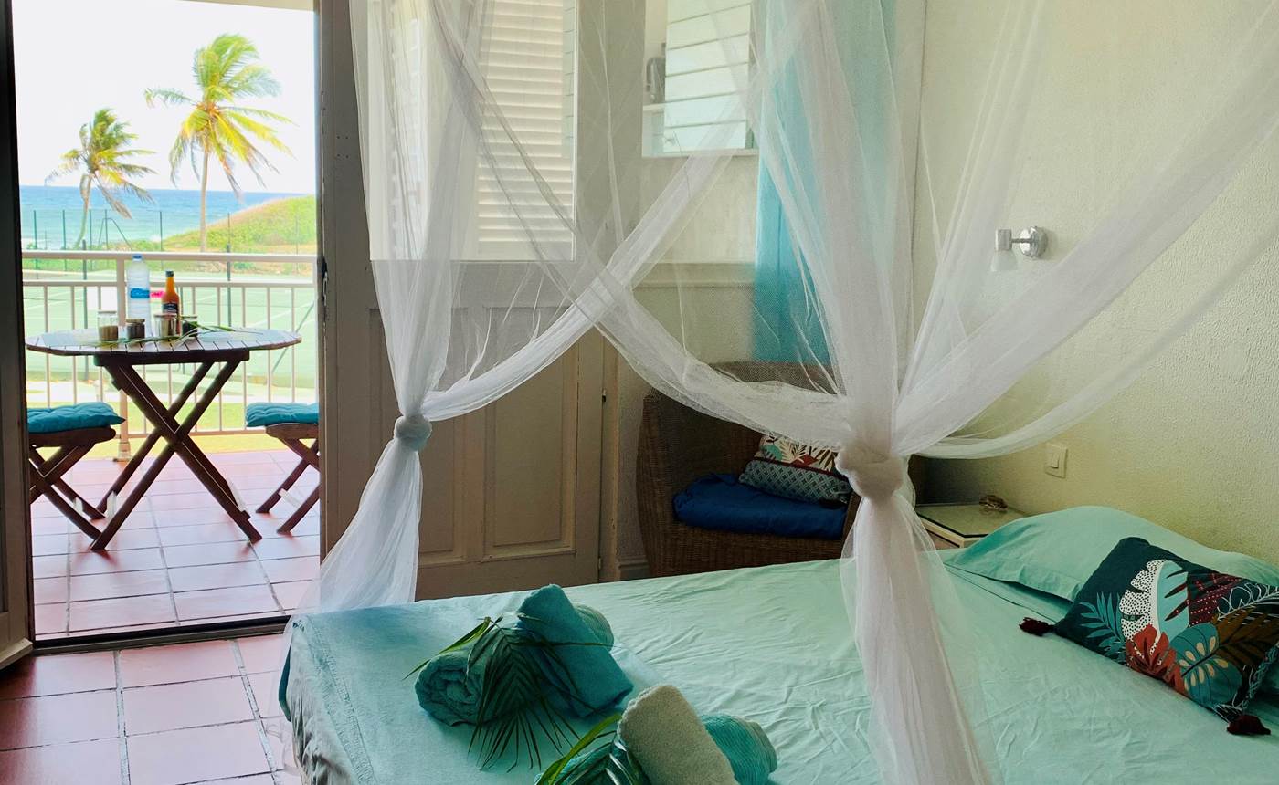 Espace de vie intérieur vue sur la terrasse et mer