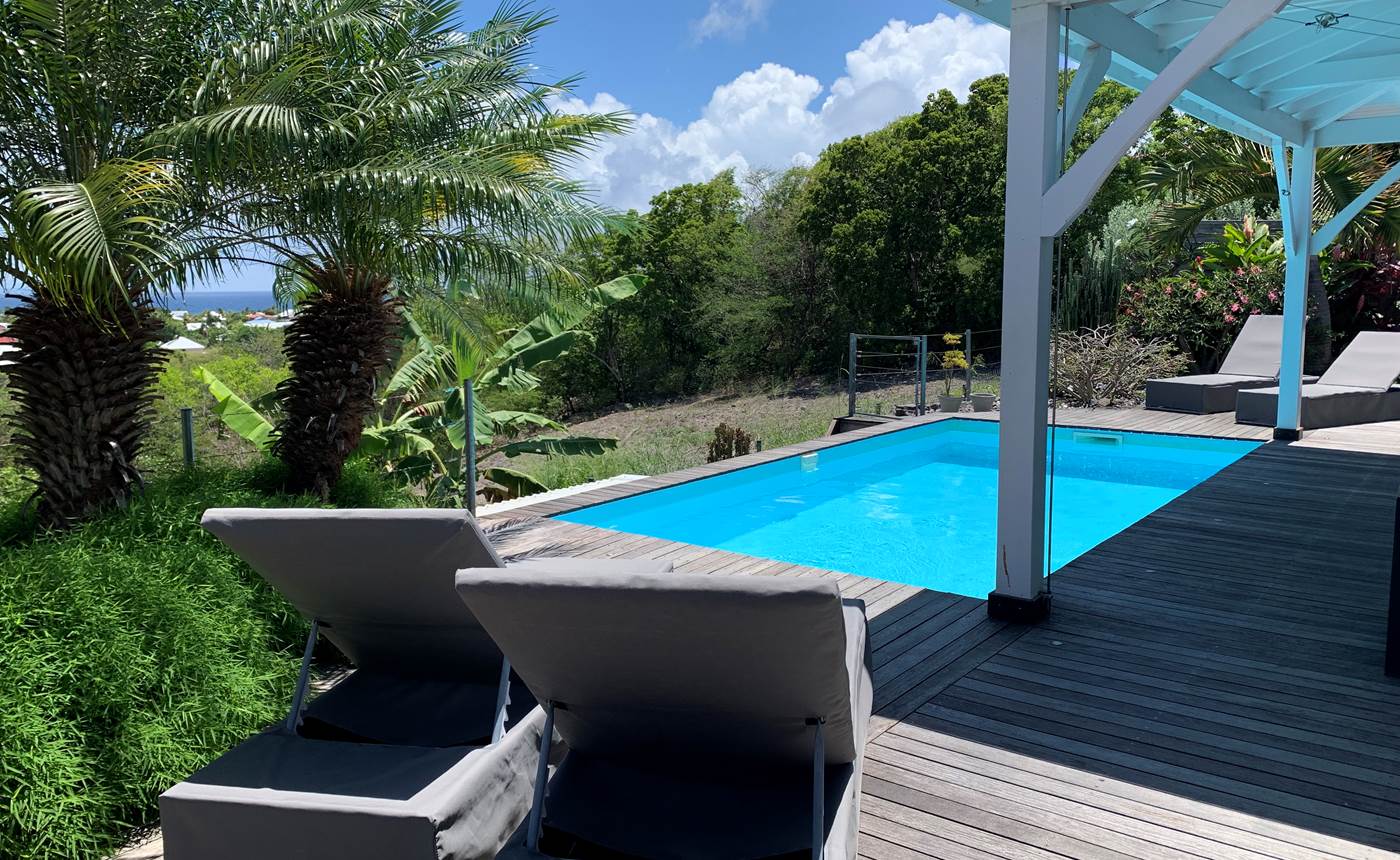 Terrasse extérieure et piscine