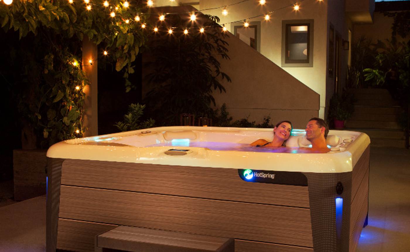 hotspring-highlife-2019-aria-alpinewhite-driftwood-lifestyle-couple-night-01