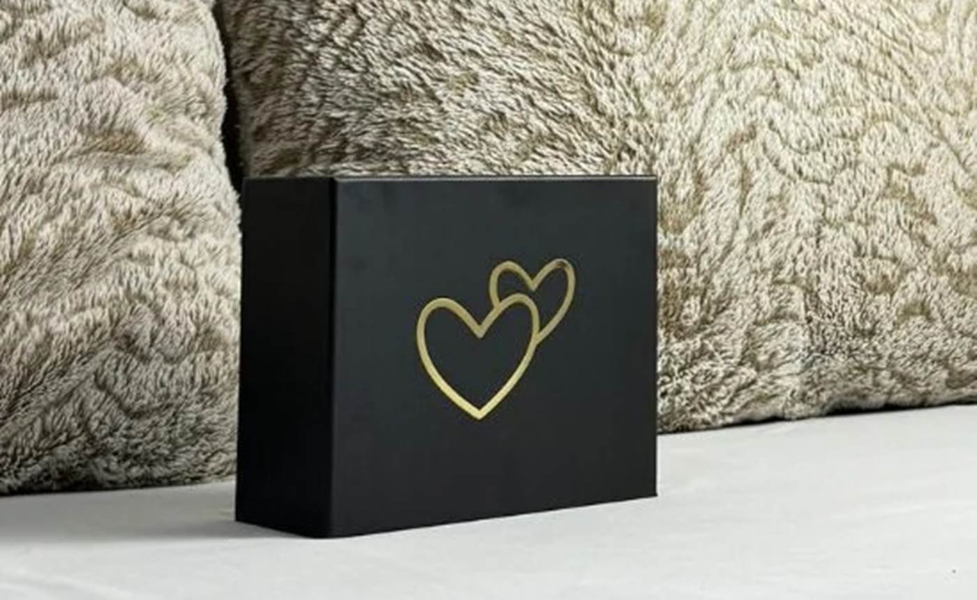lovingup-love-box-seduction-photo-catalogue