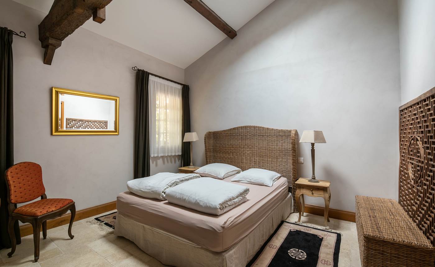 Chambre lit double, rez de chaussée, tourisme et handicap, salle de bain privative, vue jardin et rivière, vignoble, chambres d'hôtes