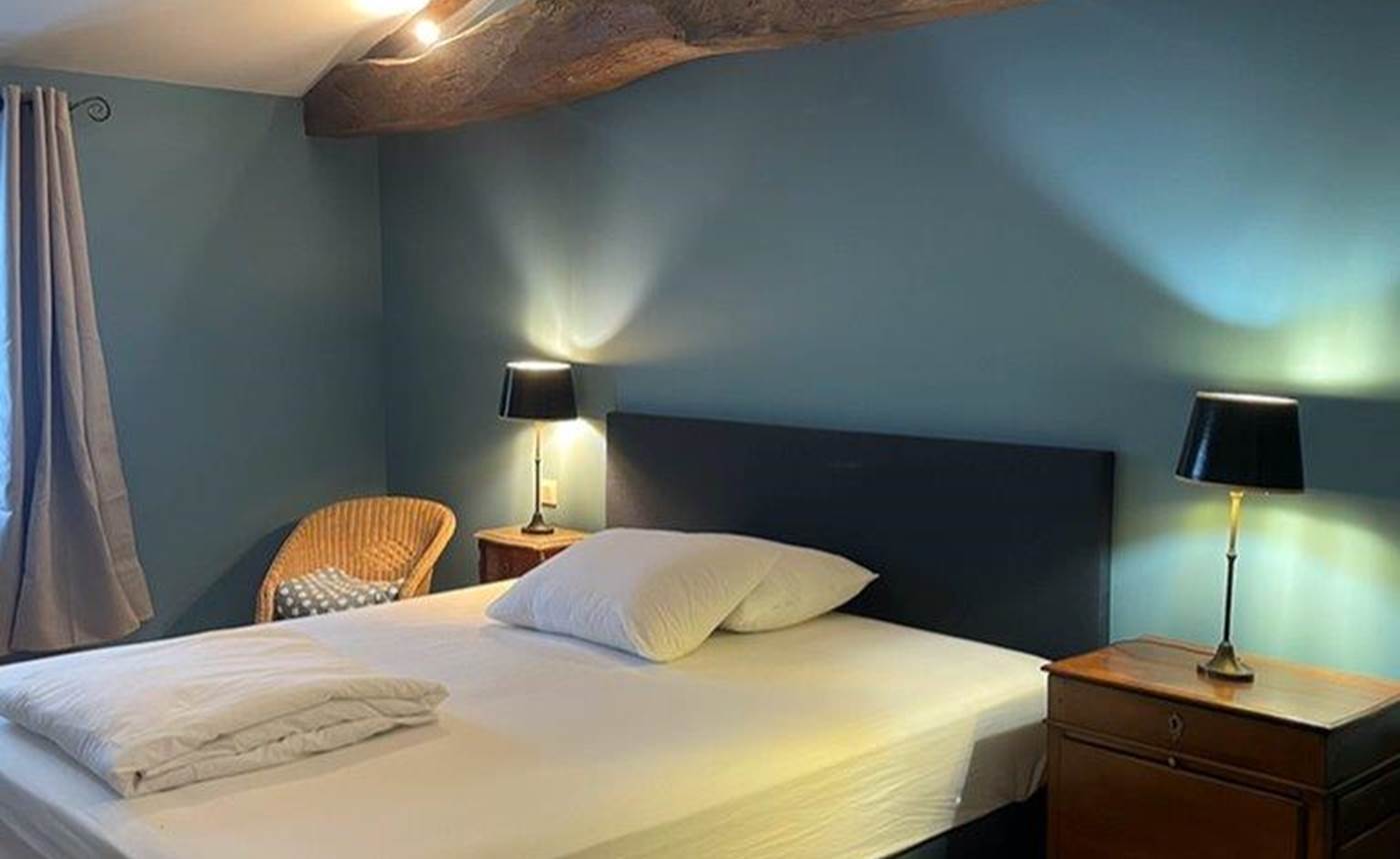 Chambre lit double, étage, salle de bain privative, vue jardin, vignoble, chambres d'hôtes