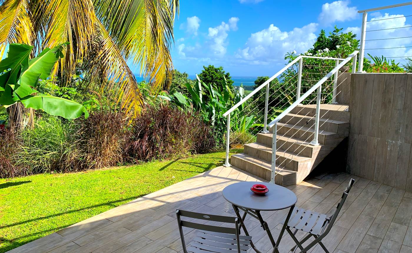 Terrasse privative avec vue mer et accès piscine par escalier