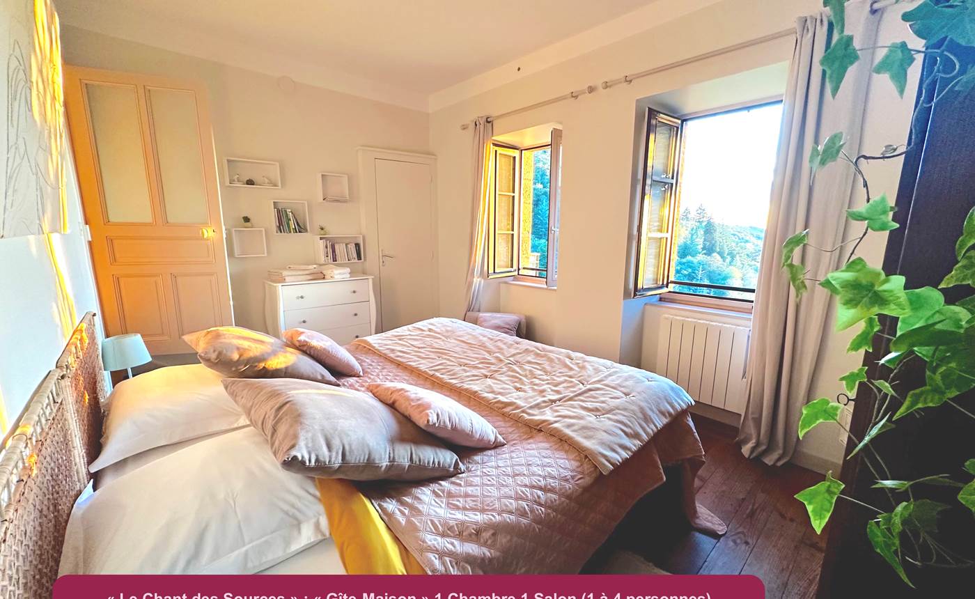 Gîte 1 : Vue sur la vallée des cascades plein ouest. Lit King-size premium 180 x 200 cm.