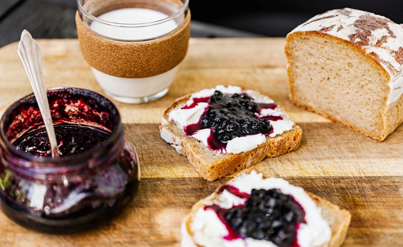 Petit déjeuner sucré : Pain Maison beurre et Confitures.