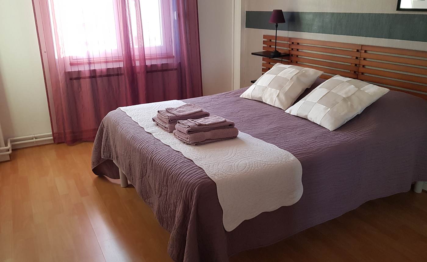 LA-SENTE-DES-VIGNES-Chambre-LILAS-La-Chambre