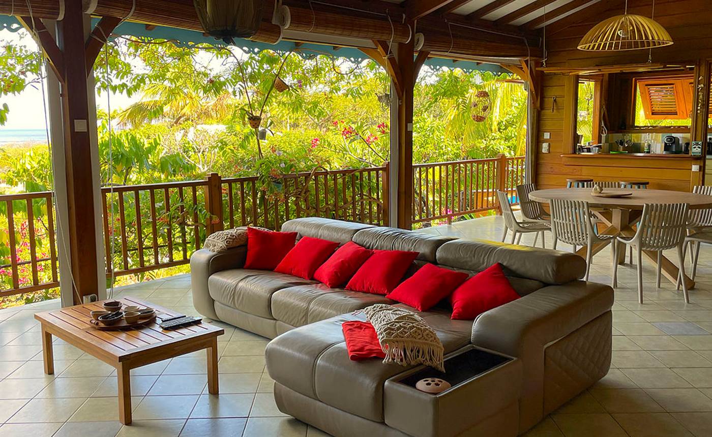 Grand séjour ouvert sur le jardin et la mer