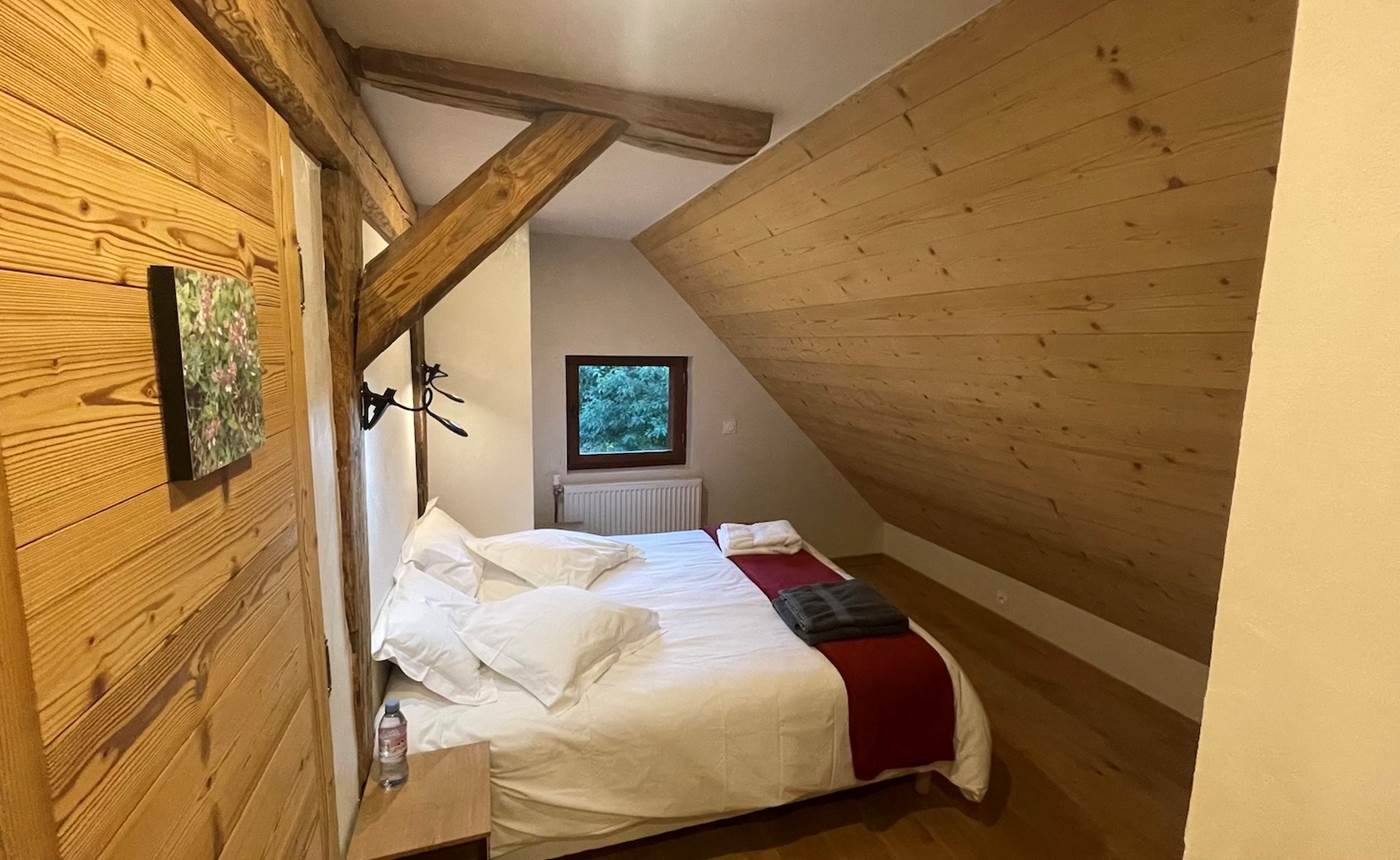 Chambre intime Serpolet - Configuration lit double 160x190. 2 sommiers indépendants.