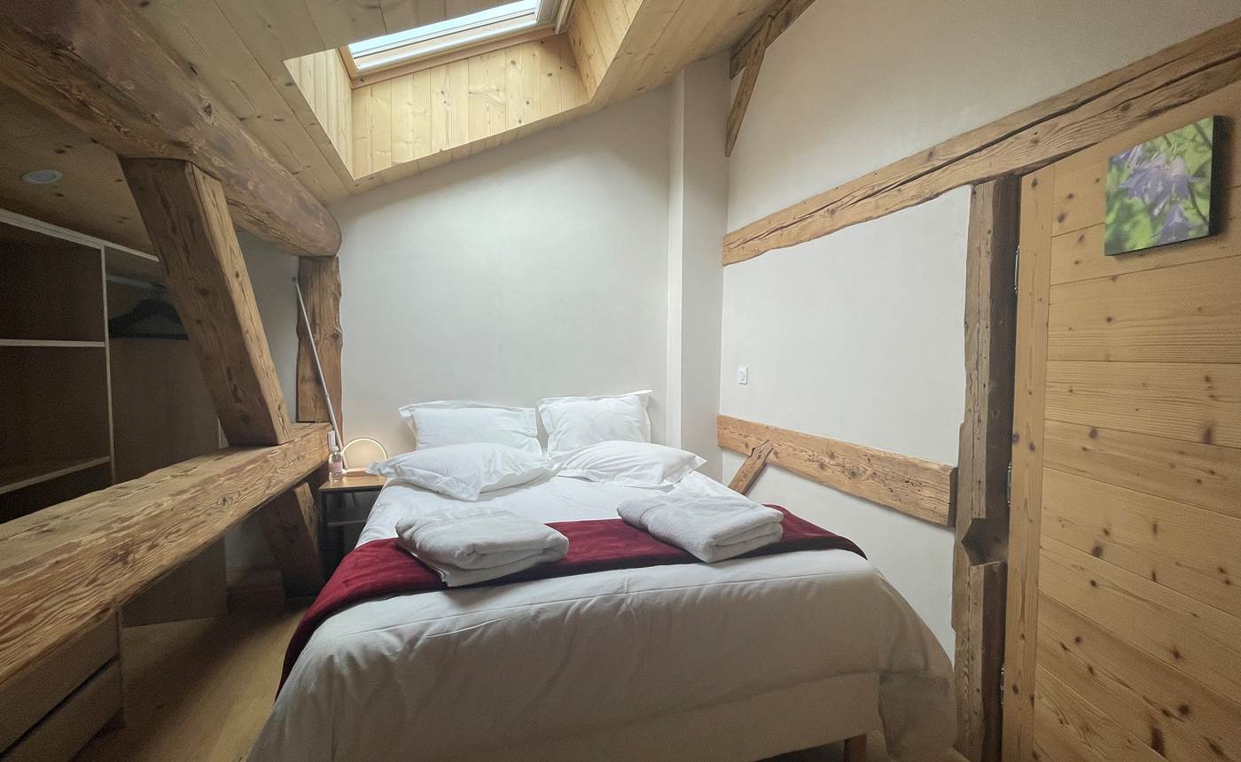 Chambre intime Raiponce - 1 lit 140x190 - Velux avec store électrique occultant