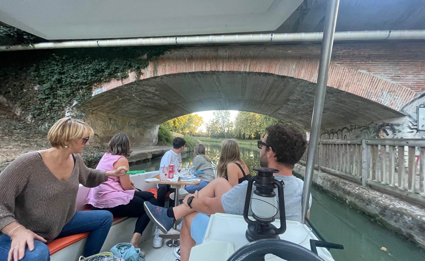 Franchissement d'un pont à banquettes sur le Canal Latéral à la Garonne