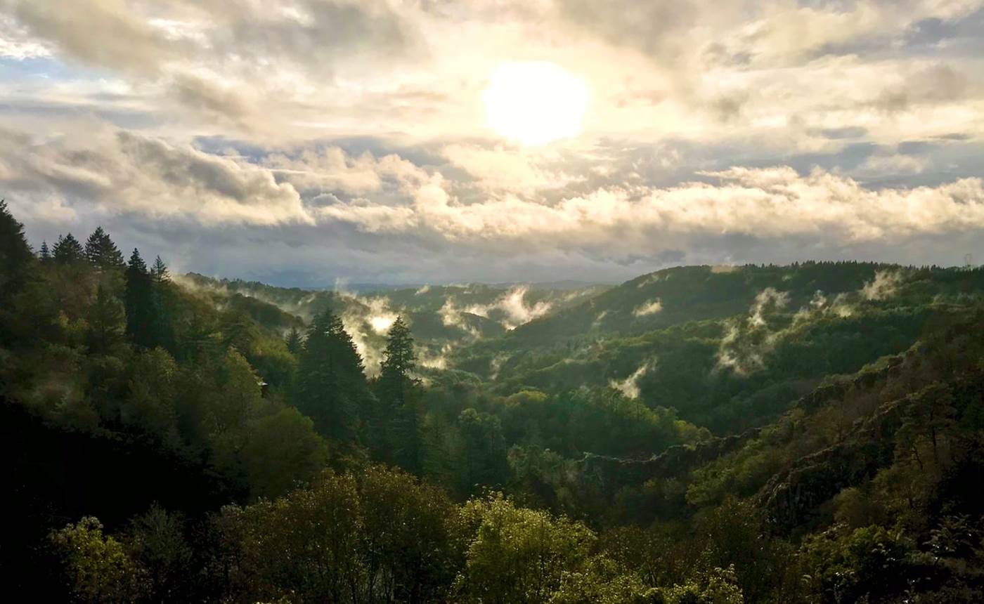Chambres Cocooning tout confort avec Vue sur les Montagnes et la Vallée des Cascades Plein Ouest.