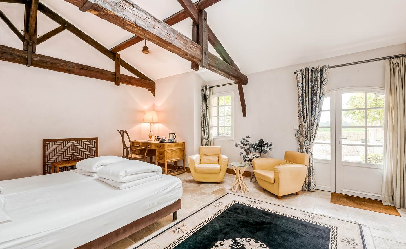 Chambre lit double, rez de chaussée, chambre prestige, salle de bain privative, vue jardin et rivière, vignoble, chambres d'hôtes