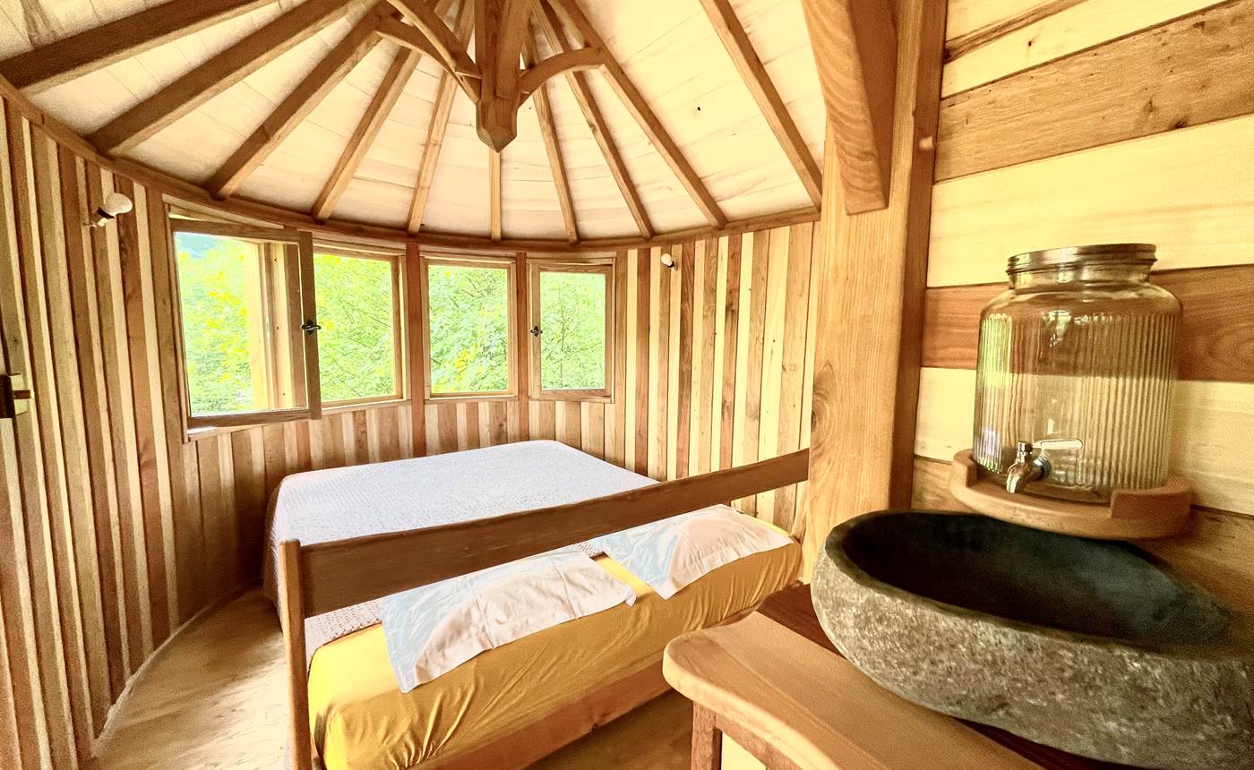 chambre arrondie et grand lit