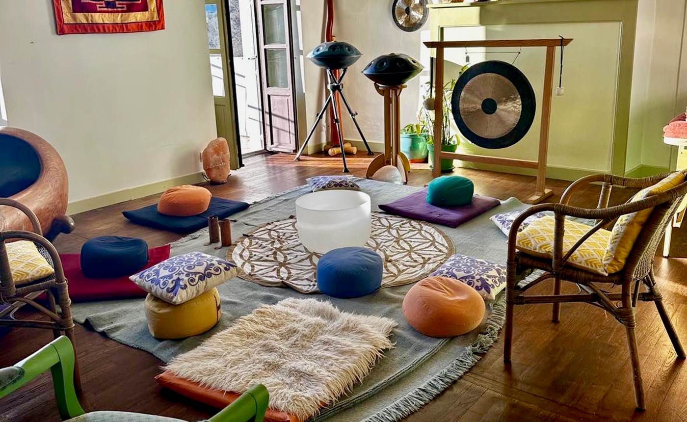 Salle de Pratiques, Méditation, Stages.