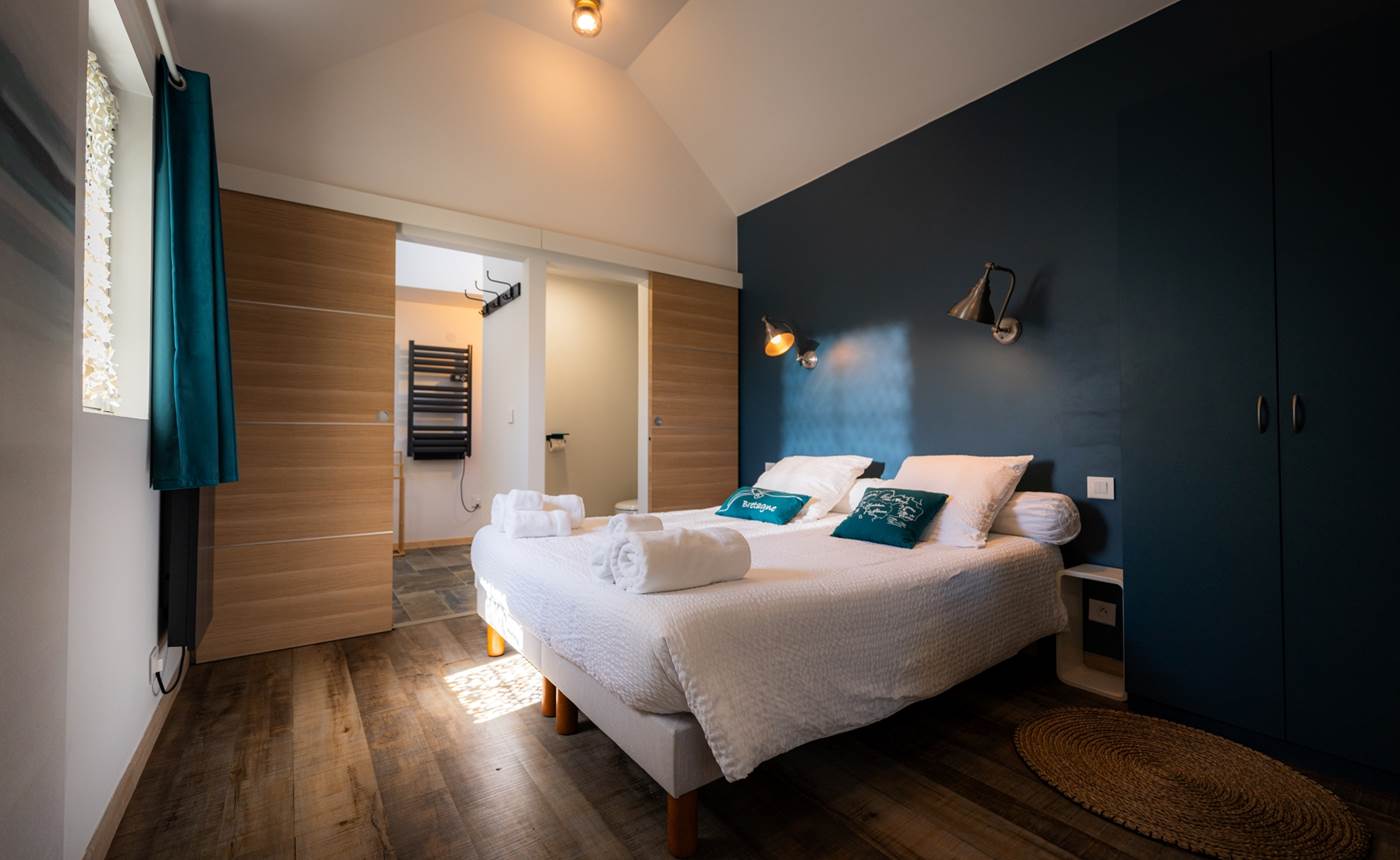 Chambre petite longère: le lit queen size