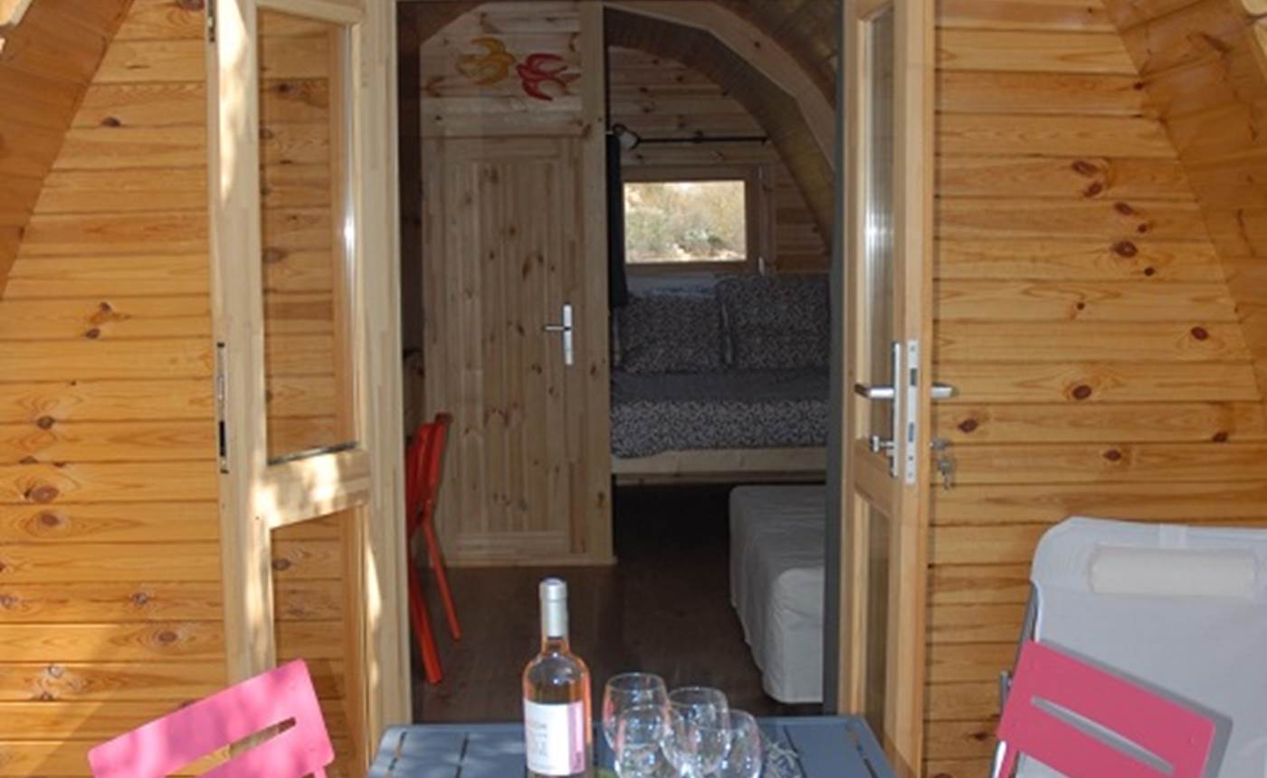 La terrasse et l'entrée du Pod