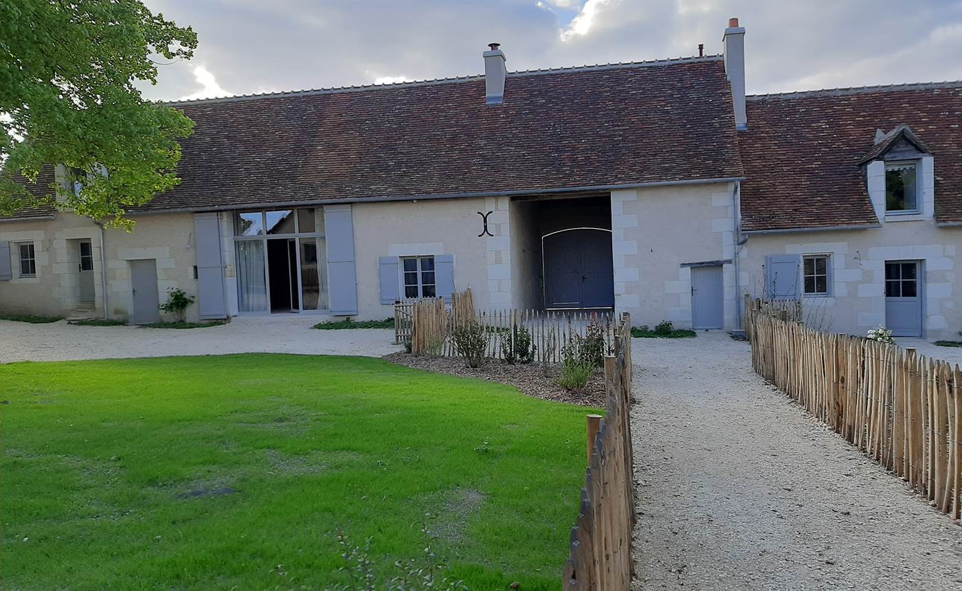 Jardin du Cygne et vue sur le porche d'entrée
