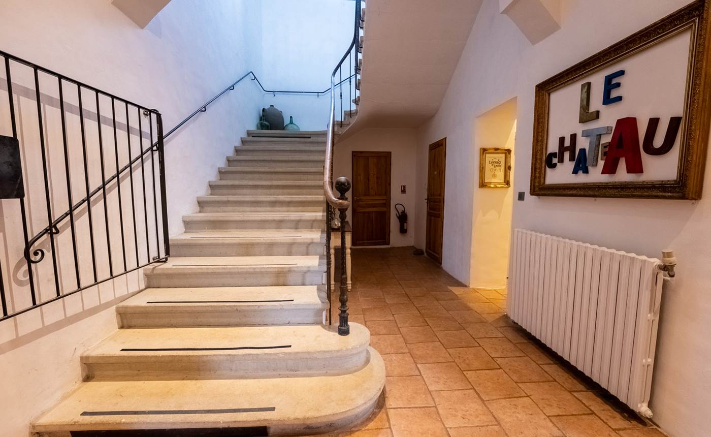 LE CHÂTEAU - RDC - Entrée et Escalier