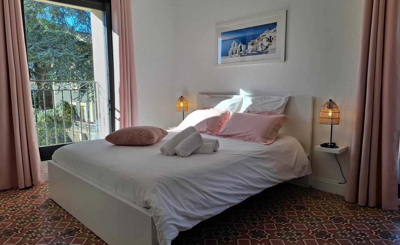 Chambre Pastelle des Gîtes de Monte Blanco près de Pézenas – lit double et décoration douce