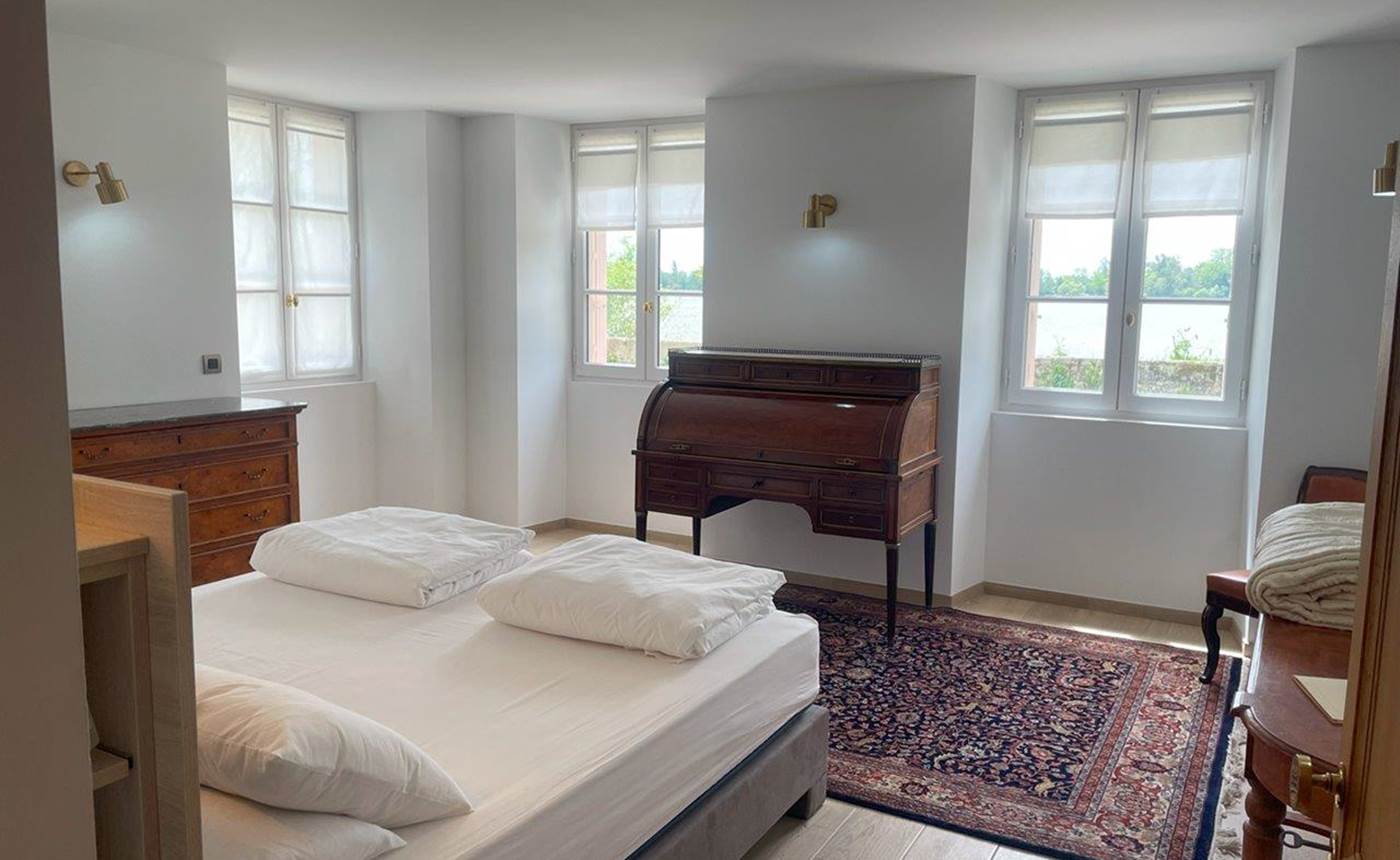 Chambre lit double, rez de chaussée, suite familiale, chambres luxe, salle de bain privative, baignoire, vue jardin, vignoble, chambres d'hôtes