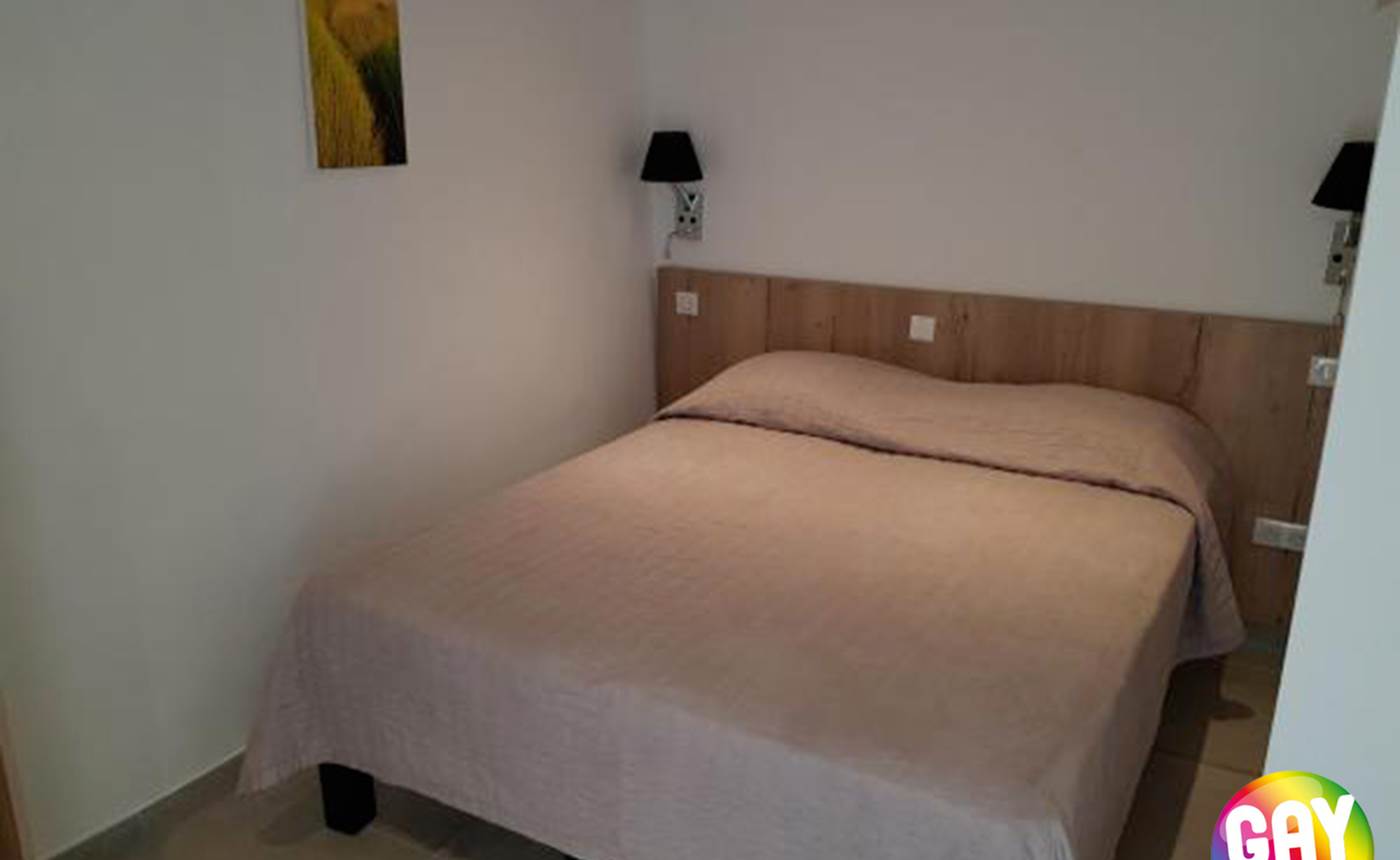 chambre-privee-chez-l-habitant-rue-st-dominique-vue-sur-rue-l-escale-bonifacio-gay-friendly