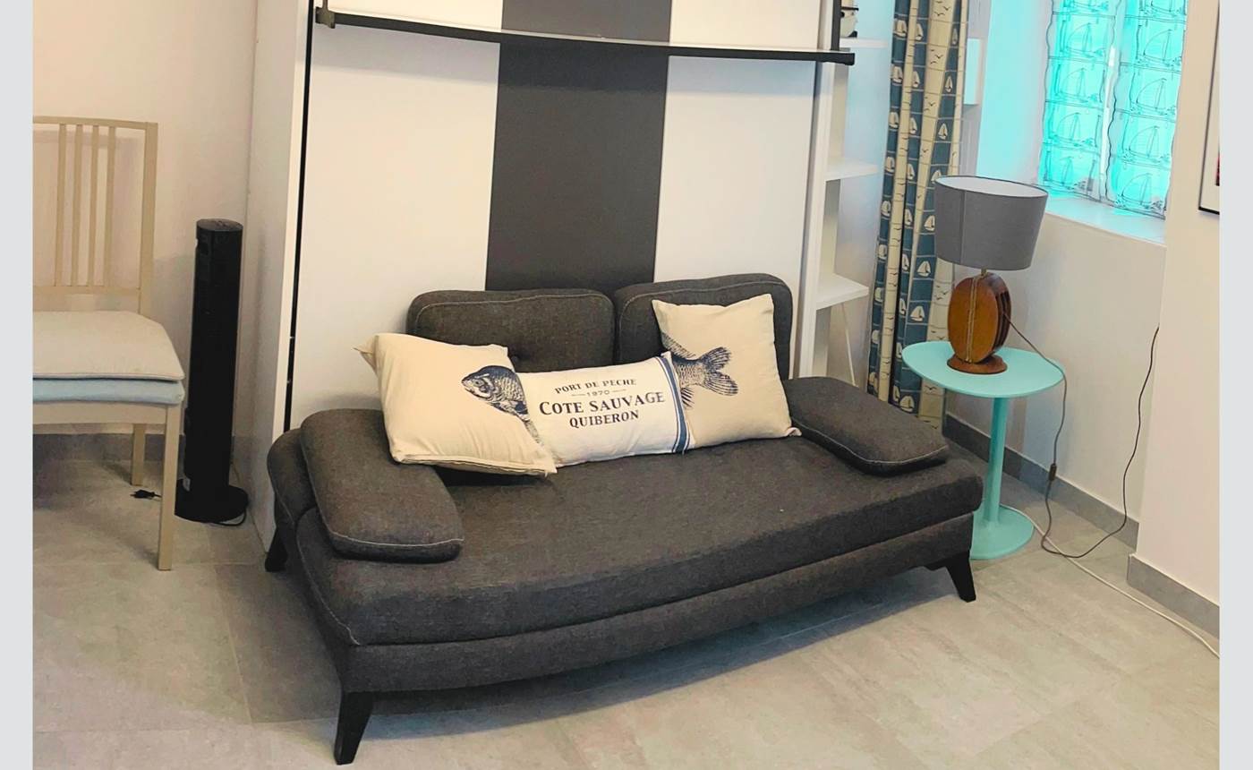 Studio – Coin salon avec charme rétais Ambiance chaleureuse et touche marine dans cet espace modulable en plein centre piéton. Confort assuré pour un séjour paisible à La Flotte