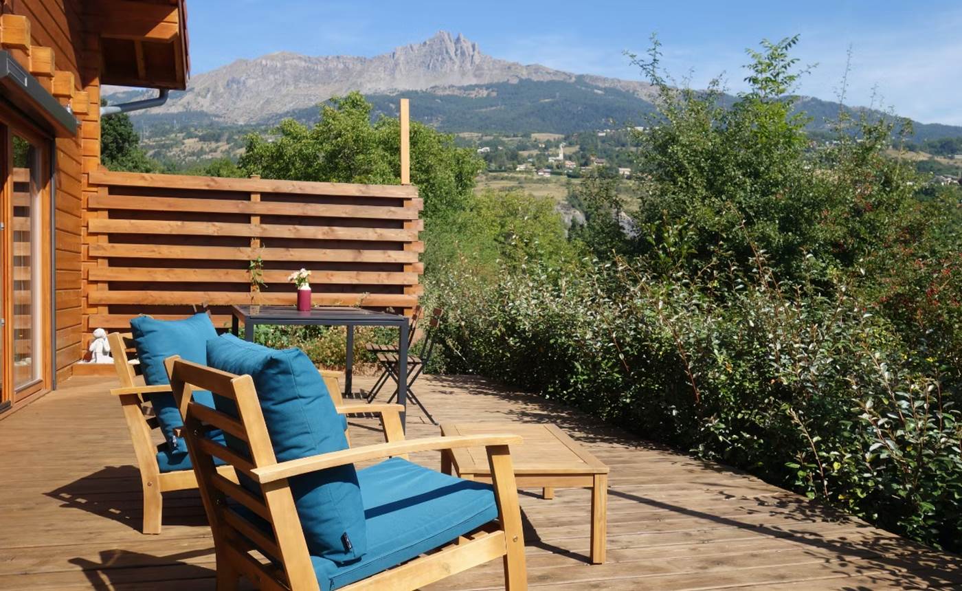 Terrasse avec vue sur les montagnes