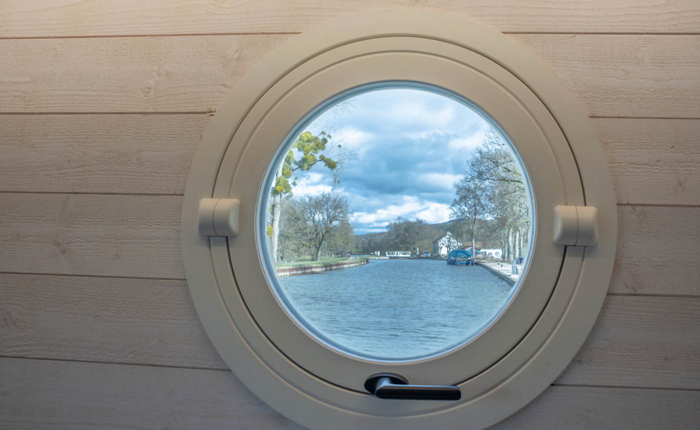 Gîte flottant amarré 250m amont de l'écluse du Banet