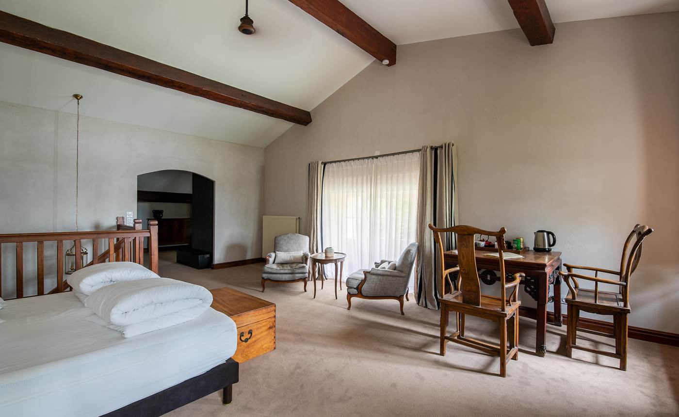 Chambre lit double, rez de chaussée, chambre luxe, chambre familiale, salle de bain privative, vue jardin et rivière, vignoble, chambres d'hôtes