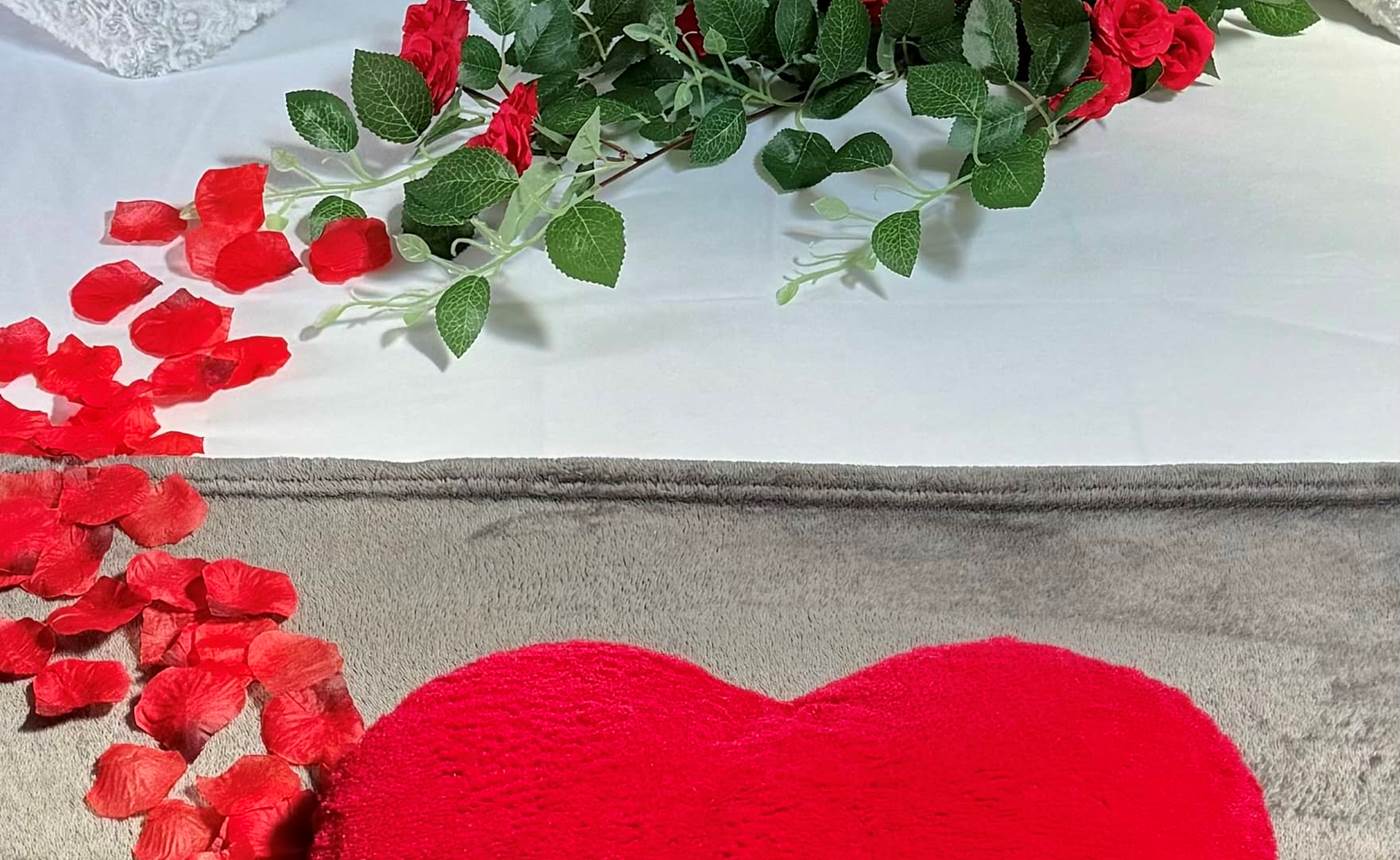 décoration pétales rouges