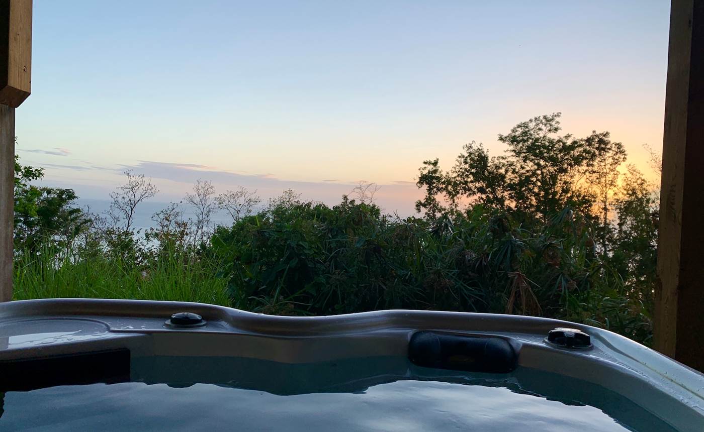 Profitez de couchers de soleil unique en sirotant votre ti-punch dans votre spa privatif
