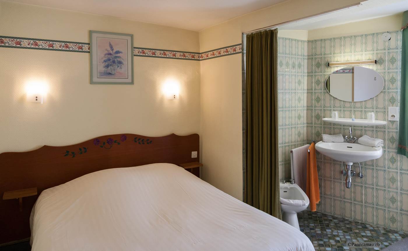 Chambre lit double douche sur palier Hotel Restaurant Zum schnogaloch Alsace Obernai