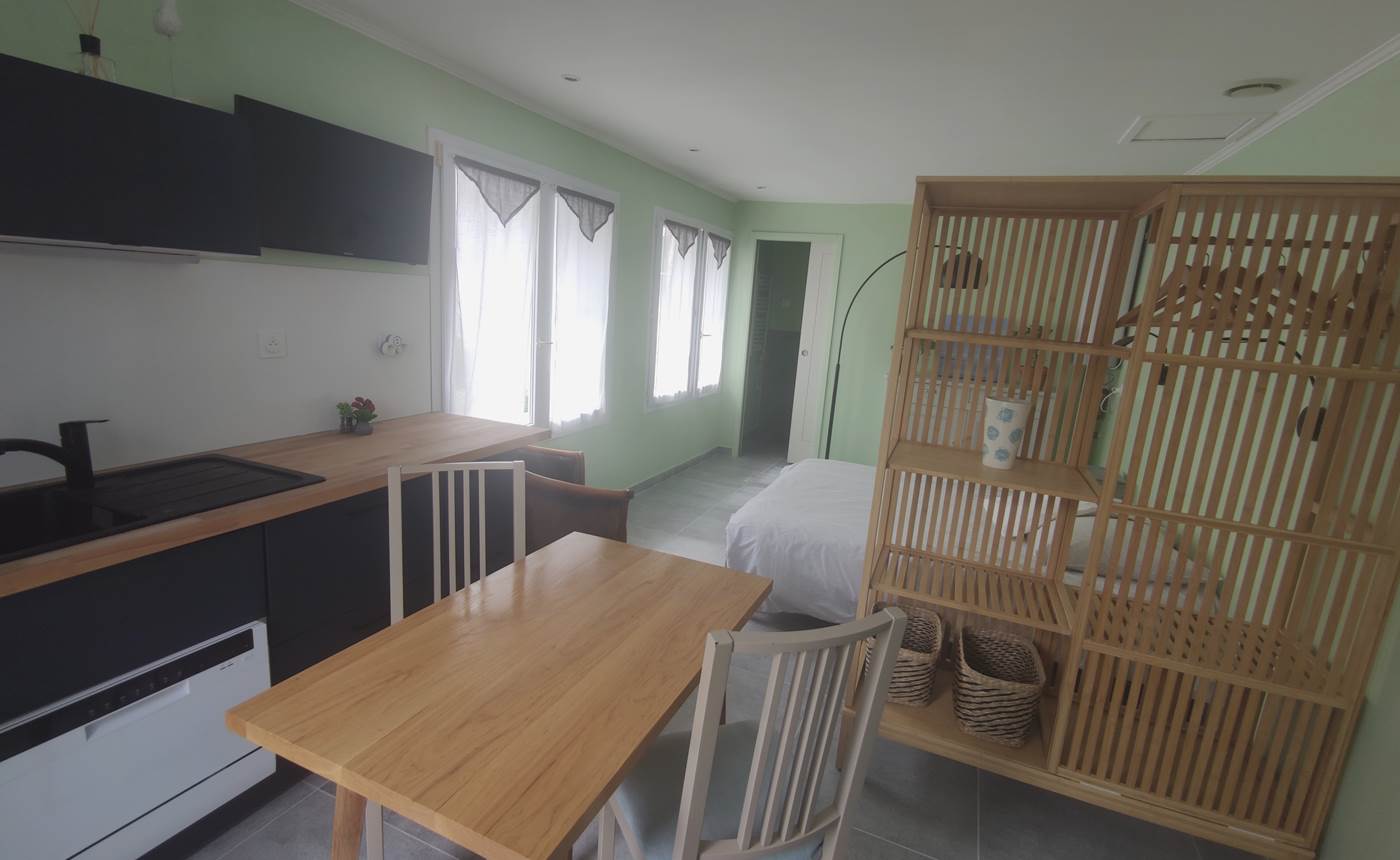 Maison Réthaise 1 : charme, art et confort au centre de La Flotte Une maison soigneusement aménagée avec des pièces lumineuses et tout le nécessaire pour un séjour agréable.