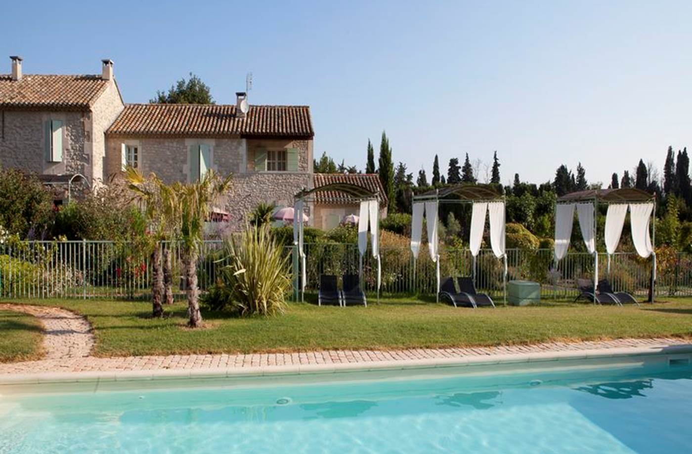 Calme et détente autour de la piscine sans vis à vis