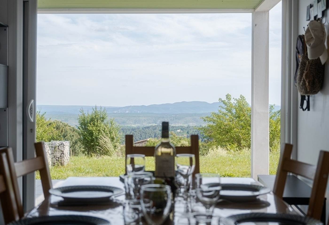 Vue sur la terrasse et les montagnes ardéchoises