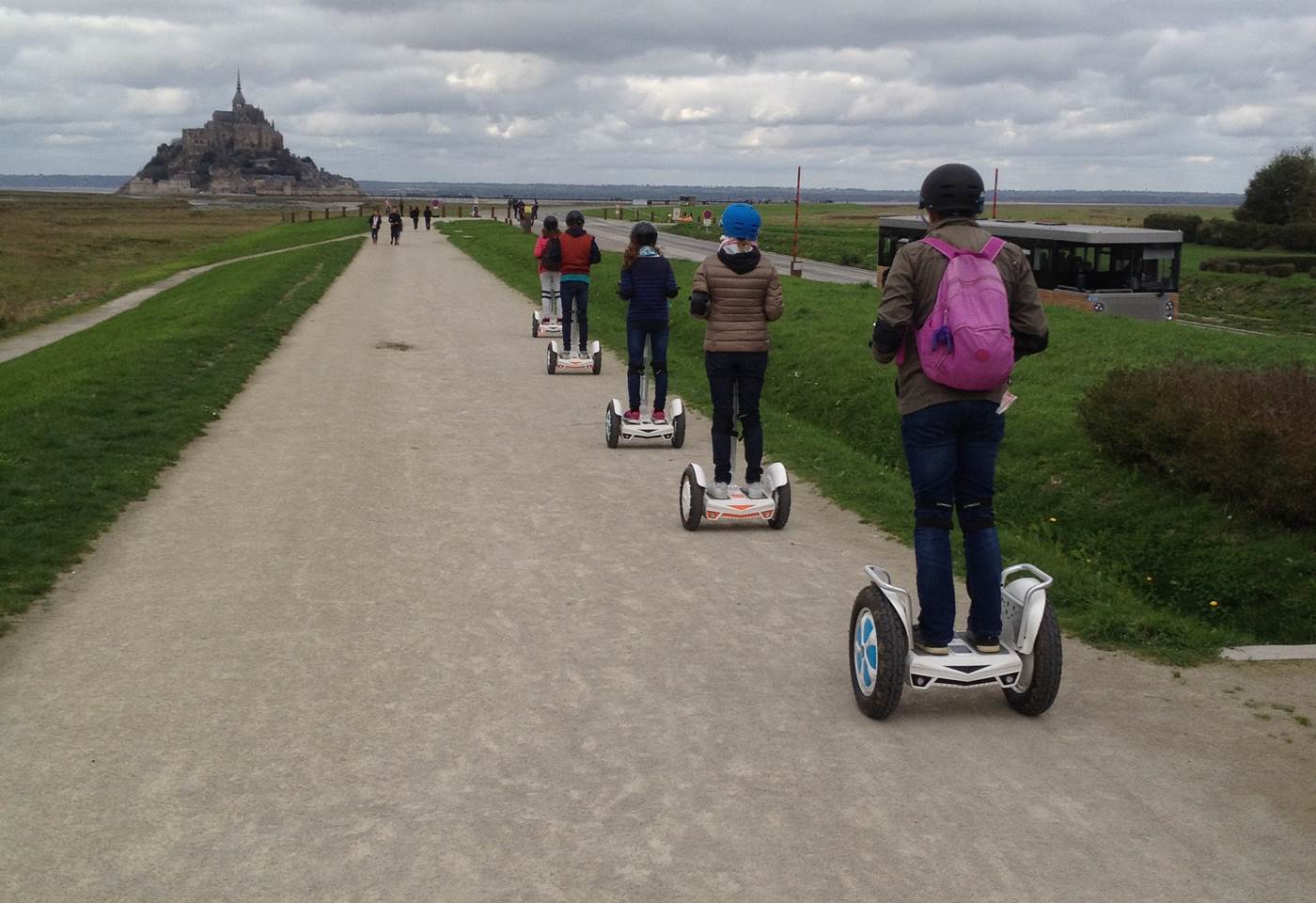 Equipe de pilotes en route vers le Mont.