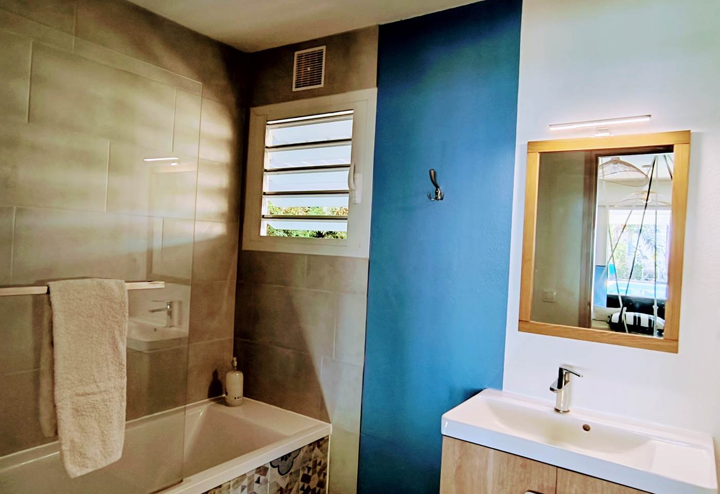 Salle de bains commune + WC séparé (RDC)