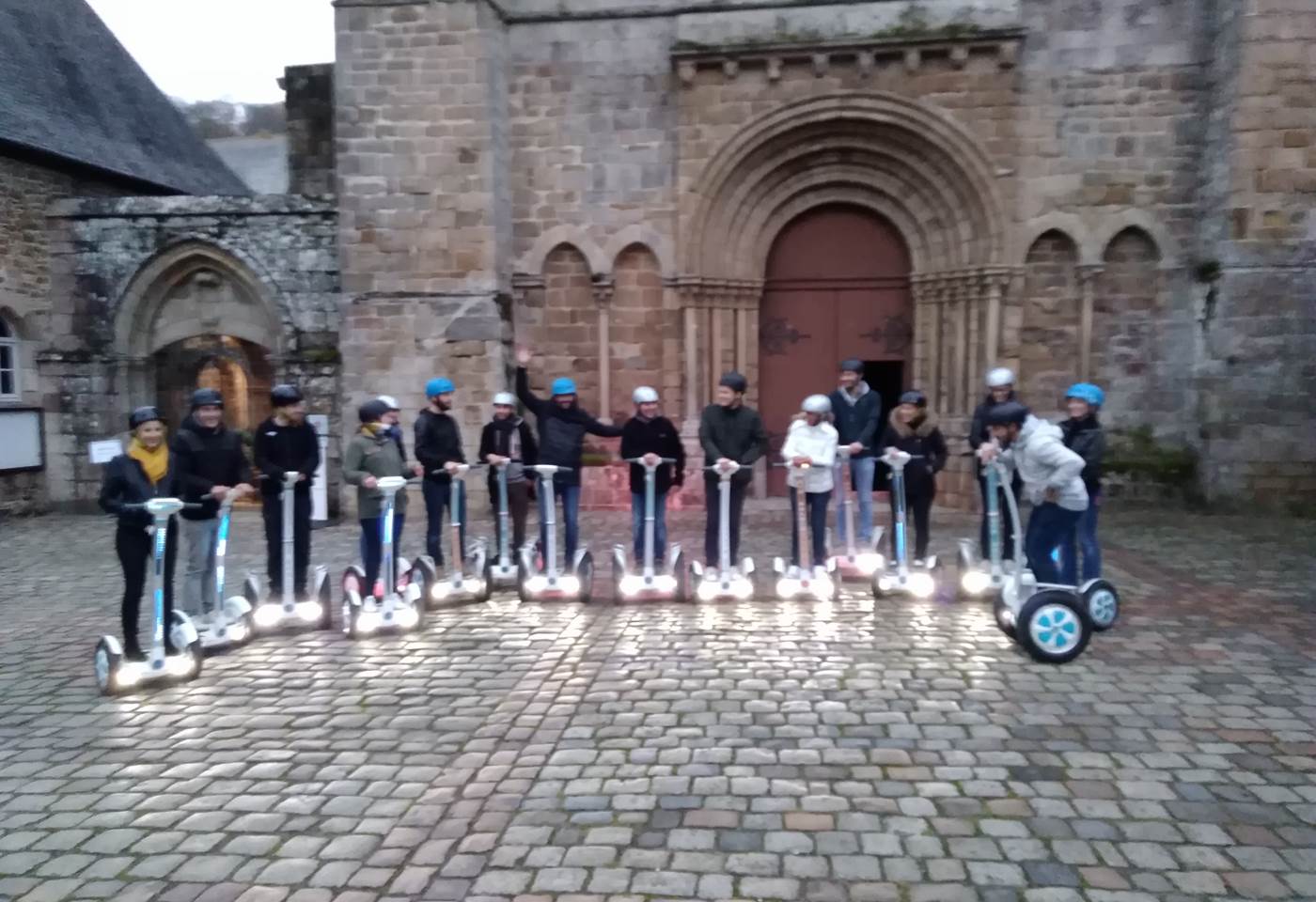 Equipe , pose photo , place de l'Abbaye de Lehon. 112018