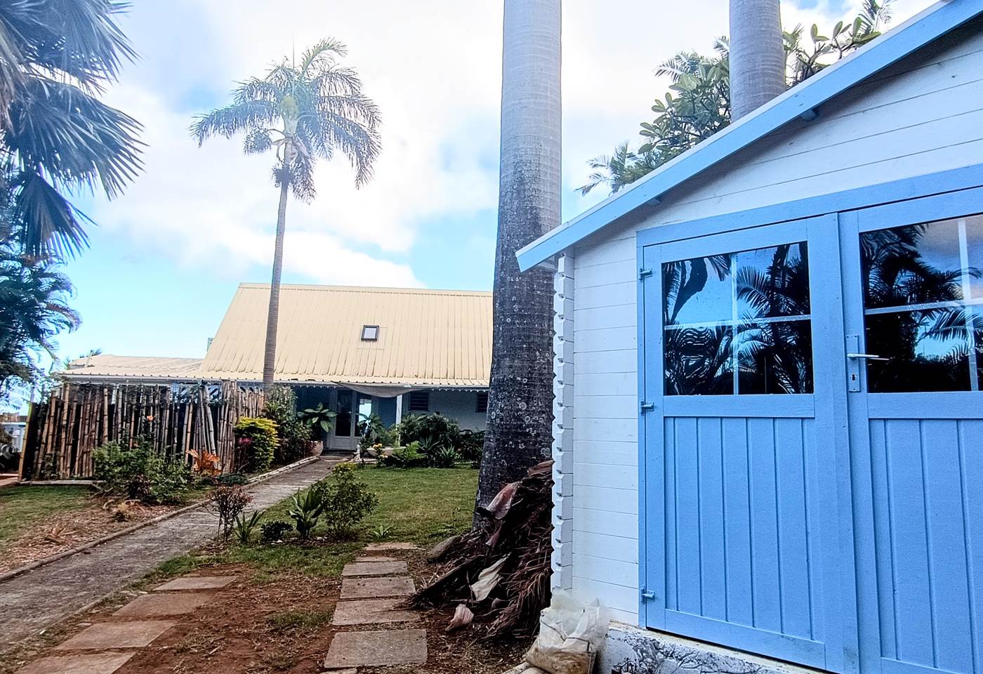 Vue du jardin coté entrée de la villa à louer