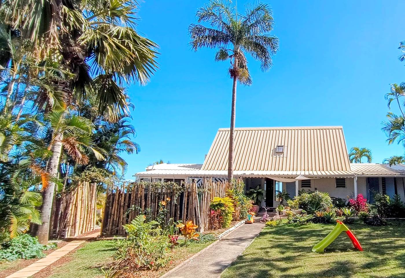 Entrée commune donnant accès à la villa et au T2 également en location