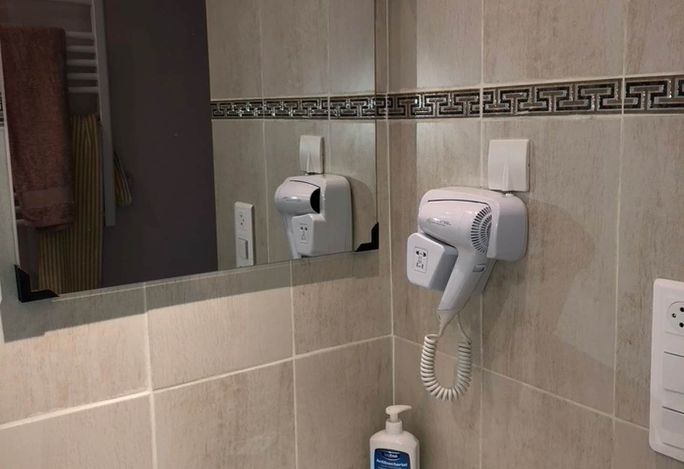 Salle de bain avec douche à l' italienne , sèche cheveux
