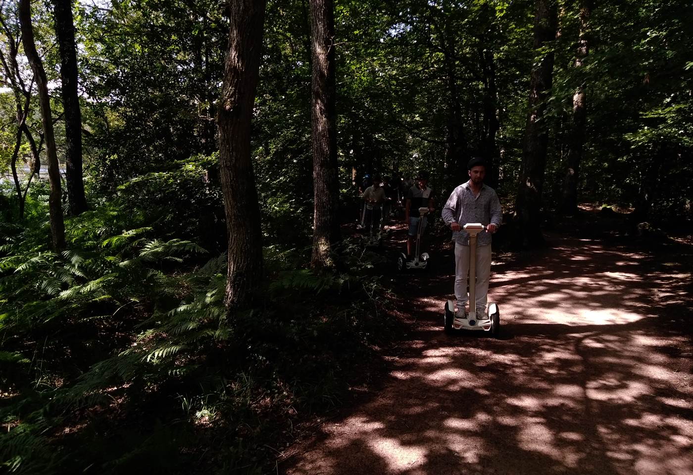 Equipe de pilotes en action sur sentier . 08 2019