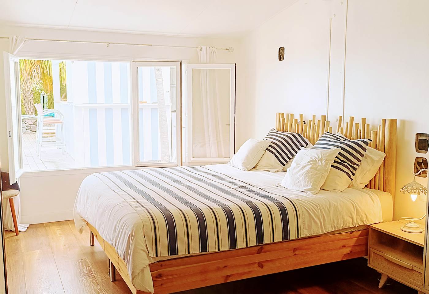 Suite parentale RDC avec vue sur l'espace piscine (Lit Kingsize 180cm)