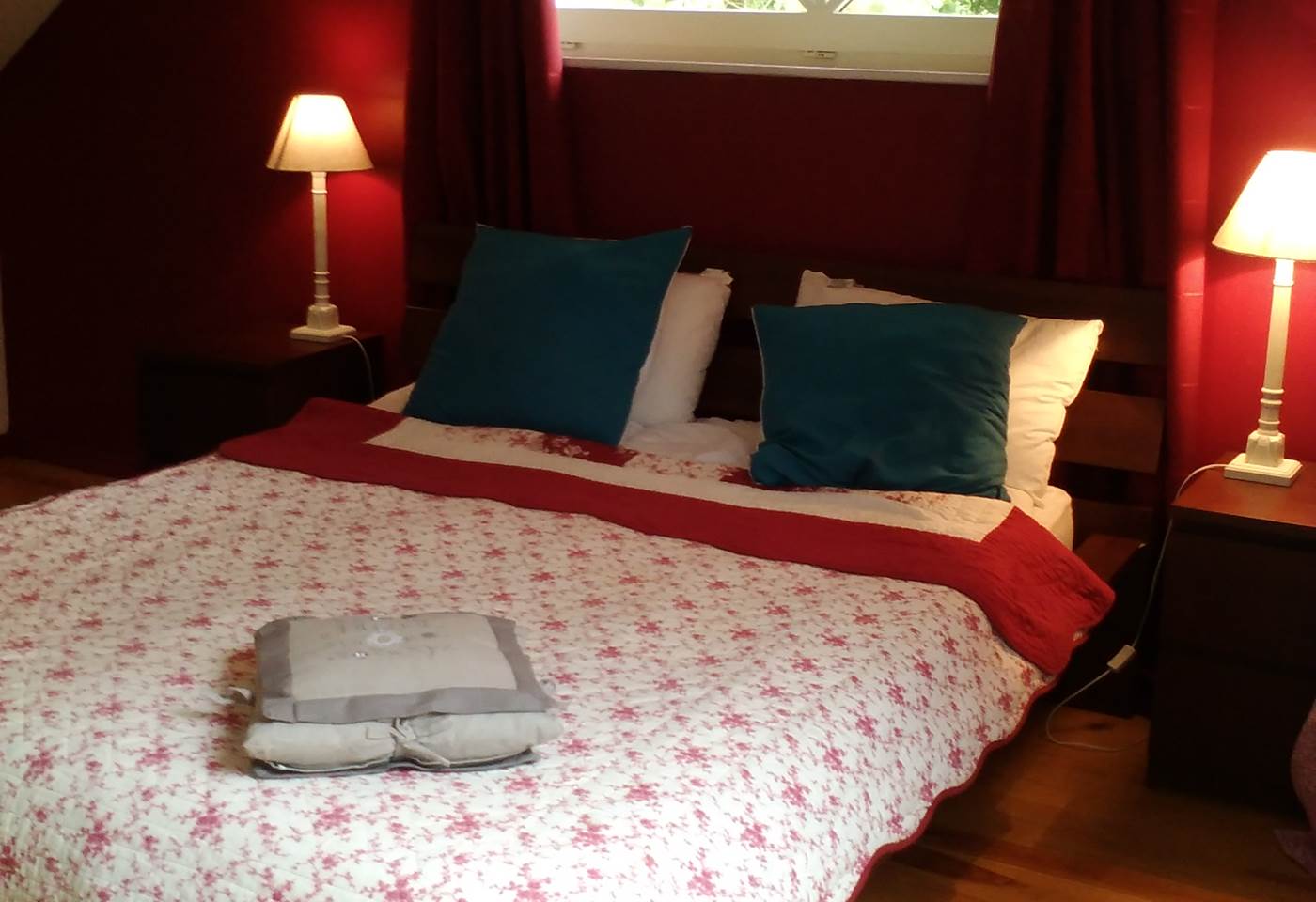 Chambre Rouge avec salle de douche à proximité