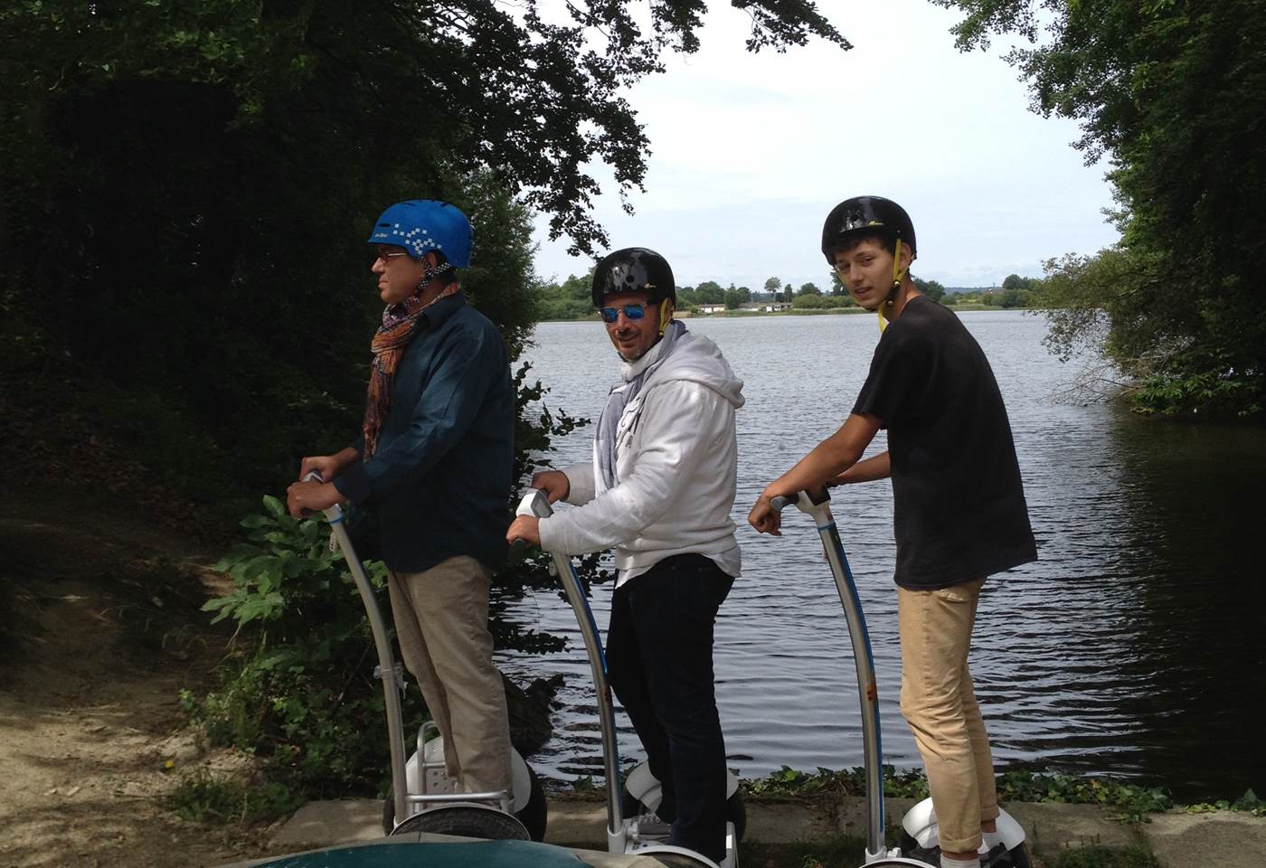 Equipe au bord de l'étang de Bazouges