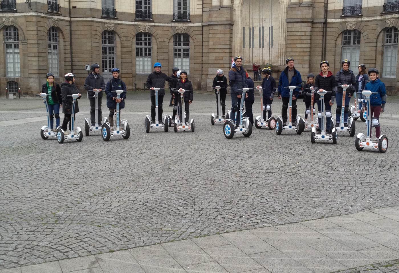 Equipe de pilotes , place le ma Mairie Rennes . Nov 2017
